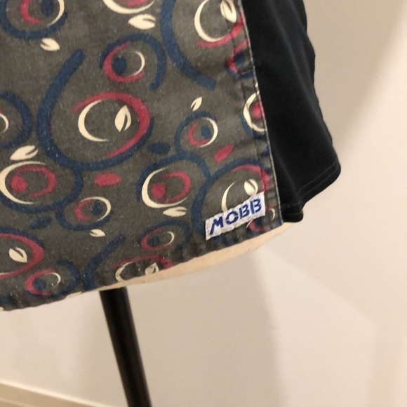 Mobb 🎄 nursing scrub top gray and black with  all over print SZ XS - Picture 3 of 6